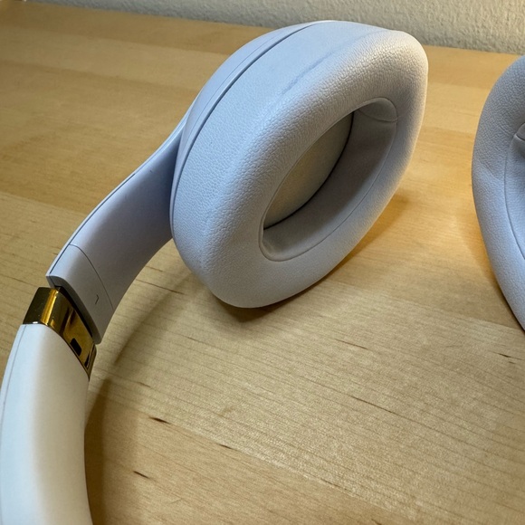 Beats Studio3 Over-Ear Bluetooth Headphones in White w/ Pure ANC - Picture 11 of 15